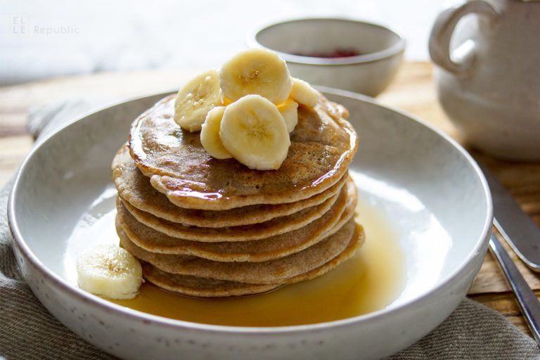 Glutenfreie Buchweizen Pfannkuchen (Pancakes) mit Kokosgeschmack und Bananen. Einfache Rezept!