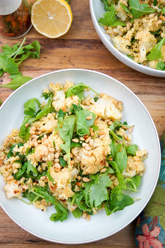 Gerösteter Blumenkohl mit Kreuzkümmel, Zitronensaft, Hirse und Rucola. Vegan, Glutenfrei Rezept