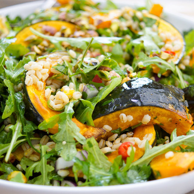 Gerstensalat mit gerösteten Kürbis und Zitronen-Kreuzkümmel-Koriander-Dressing mit Rucola, Koriander, Petersilie Rezept