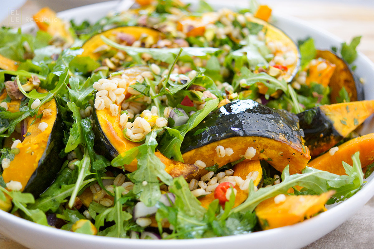 Gerstensalat mit gerösteten Kürbis und Zitronen-Kreuzkümmel-Koriander-Dressing mit Rucola, Koriander, Petersilie Rezept