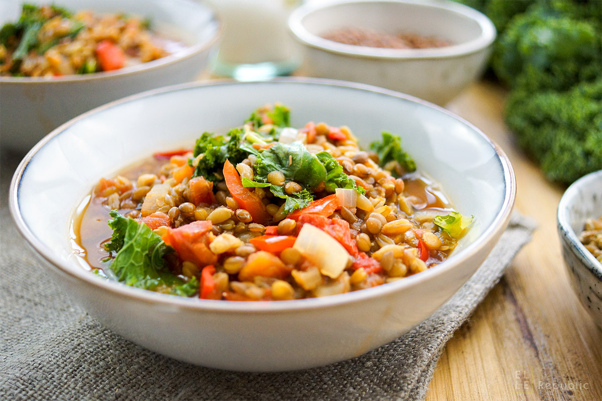 Vegetarische Linsen Chili Rezept mit Grünkern, Grünkohl und Paprika. Vegetarische