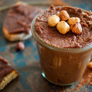 Selbstgemachtes Nutella (Nuss-Nougat-Creme) ohne Industriezucker, vegan und glutenfrei!