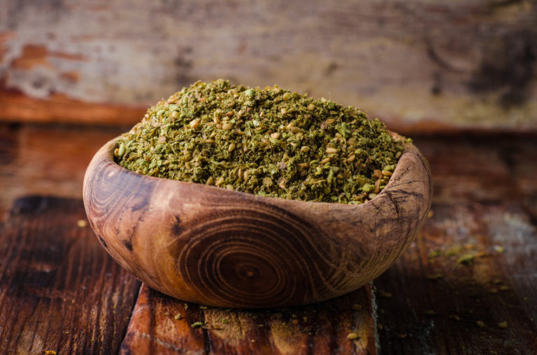 Za’atar (auch Zatar oder Zaatar) ist eine Gewürzmischung aus dem Nahen Osten