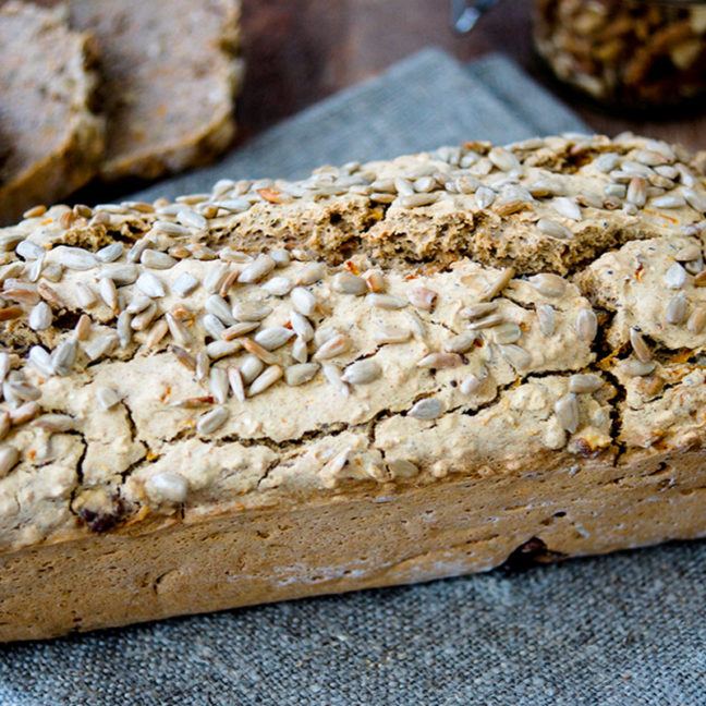 Buchweizenbrot (vegan + glutenfrei) mit Haferflocken, Chia Samen, Sonnbenblumenkerne, Walnüsse und frisch geriebene Karotte.