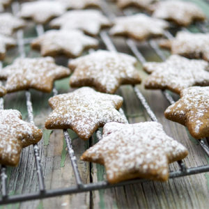 Lebkuchensterne Rezept mit Melasse, Zimt, Ingwer, Nelken zur Weihnachtsbäckerei,