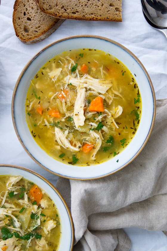 Simple soupe de pommes de terre au poulet avec lard fumé, carottes et thym