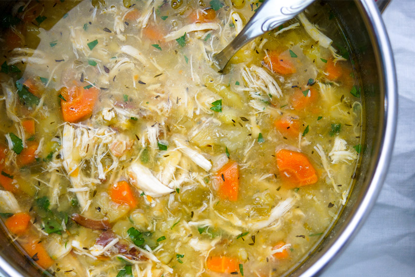 Simple sopa de pollo y patatas con zanahorias y tomillo