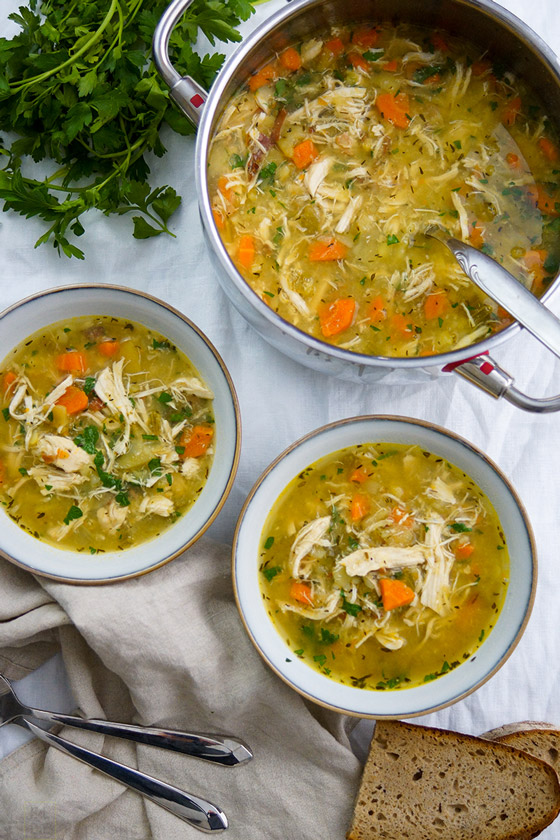 Hühnersuppe mit Kartoffeln Rezept. Dazu geräucherter Speck, Sellerie und Möhren.