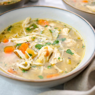 Semplice zuppa di pollo e patate con carote e timo