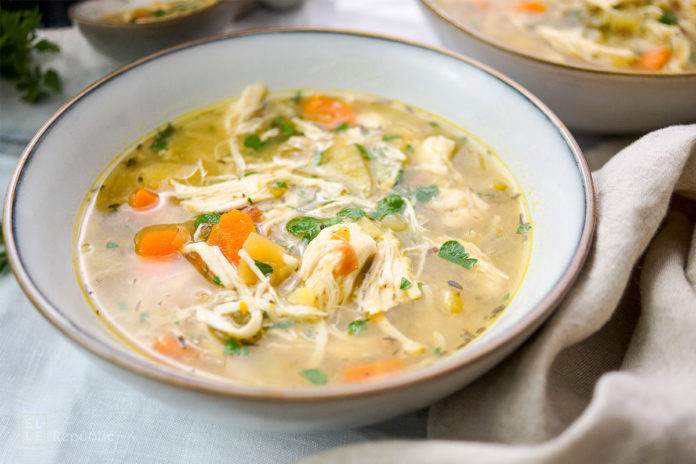 Hühnersuppe mit Kartoffeln Rezept. Dazu geräucherter Speck, Sellerie und Möhren.