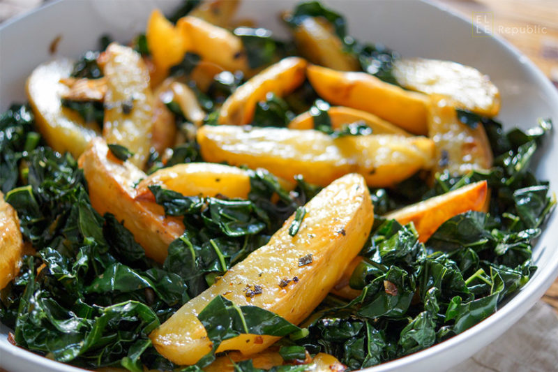 Knusprige Kartoffelecken mit Schwarzkohl Rezept | Elle Republic