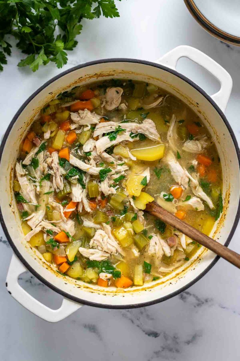 Hühnersuppe-Rezept mit Kartoffeln, Hähnchenbrustfilet, Räucherspeck, Sellerie und Möhren