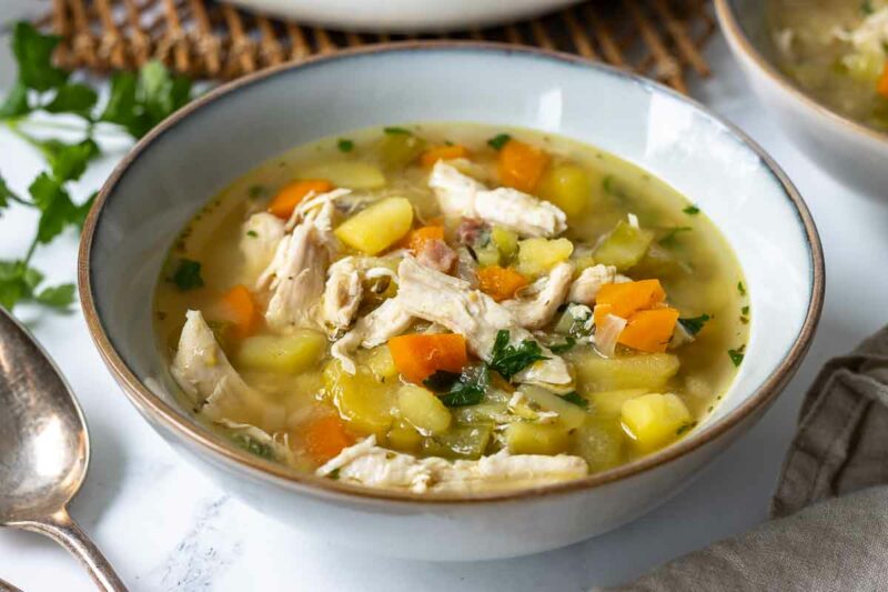 Hühnersuppe-Rezept mit Kartoffeln, Hähnchenbrustfilet, Räucherspeck, Sellerie und Möhren