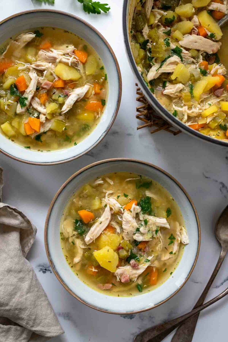 Hühnersuppe-Rezept mit Kartoffeln, Hähnchenbrustfilet, Räucherspeck, Sellerie und Möhren