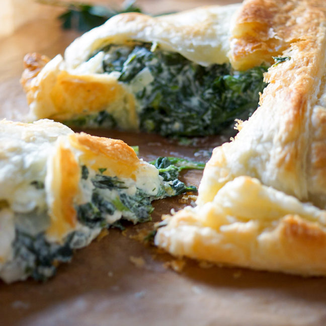 Spinatpastete mit Spinat, Ricotta, griechischem Feta-Käse, Petersilie, Dill, etwas Zitronenschale und eine Prise Chiliflocken. Spanakopita. Vegetarisches Rezept.