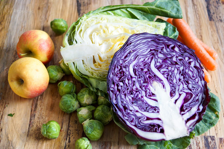 Leckeres Wintergemüse mit Rotkohl, Spitzkohl, Rosenkohl, Möhren, Äpfel, Winter Superfoods