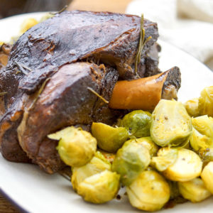 Geschmorte Lammkeule mit Rosmarin, Balsamico-Soße Rezept mit Mazzetti L'originale