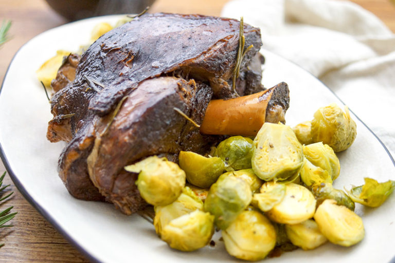 Geschmorte Lammkeule mit Rosmarin, Balsamico-Soße Rezept mit Mazzetti L'originale