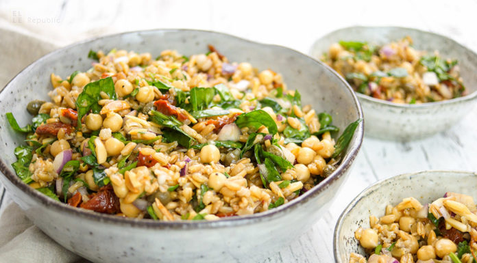 mediterraner Grünkern-Kichererbsen-Salat. Vegetarisch, Vegan, Rezept