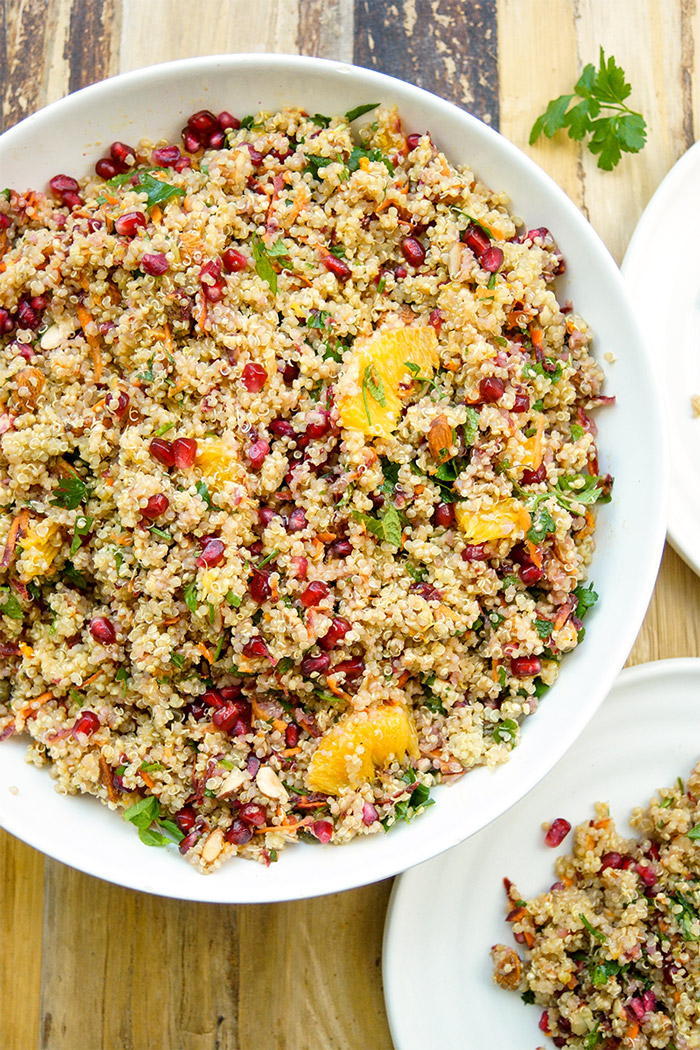 Marokkanischer Quinoa-Salat Rezept, Vegan, glutenfrei, mit Minze, Kurkuma, Oranges, Granatapfel, Mandeln, Minze, Petersilie, Kapern, gesunde und einfache Rezepte Elle Republic