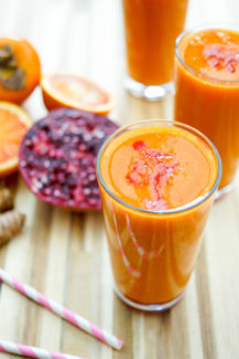 Super C Smoothie mit Kaki und Zitrusfrüchten. Gesunder Drink voller Vitamin C und Antioxidantien. Grapefruit, Blutorange, Zitrone, Granatapfel, Kaki und Kurkuma. Obst-Smoothie