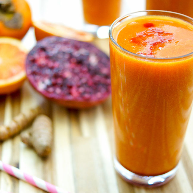 Smoothie mit Kaki und Zitrusfrüchten Gesunder Drink voller Vitamin C und Antioxidantien. Das liefern Zutaten wie Grapefruit, Blutorange, Zitrone, Granatapfel, Kaki und Kurkuma.