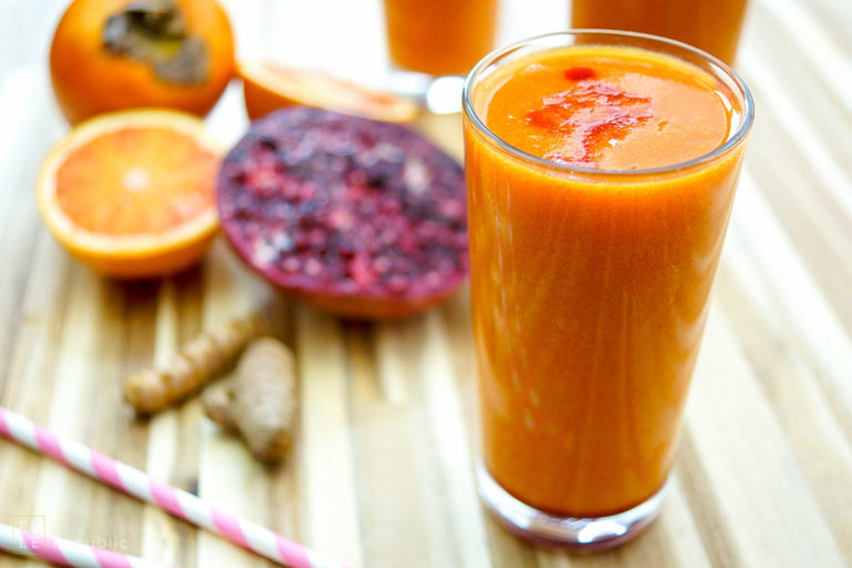 Super C Smoothie mit Kaki und Zitrusfrüchten. Ein gesunder Drink voller Vitamin C und Antioxidantien. Das liefern Zutaten wie Grapefruit, Blutorange, Zitrone, Granatapfel, Kaki und Kurkuma. Der Smoothie schmeckt süß und erfrischt auf der Stelle. Ich empfehle ihn auch vor dem Sport und als Detox-Drink.