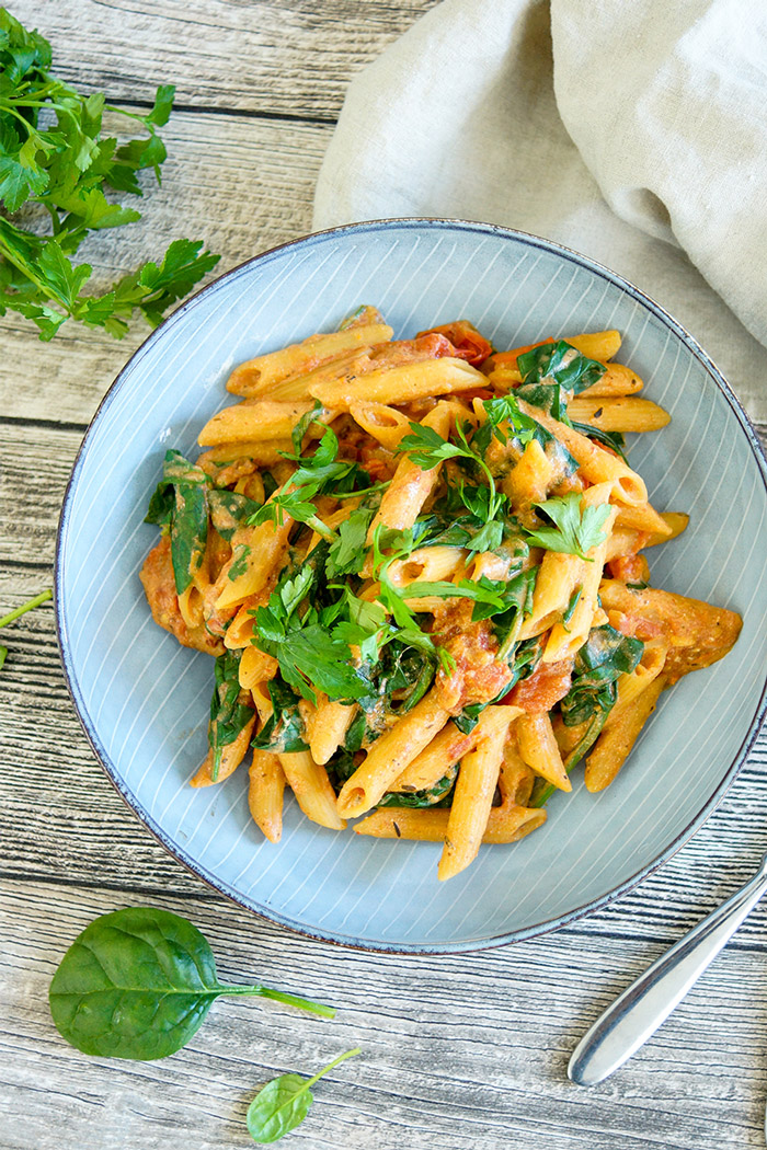 One Pot Vegane Pasta Mit Cremiger Tomatensosse Rezept Elle Republic