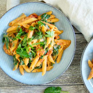 Eine One Pot vegane Pasta mit cremiger Tomatensoße. Gesunde Low-Fat Rezept