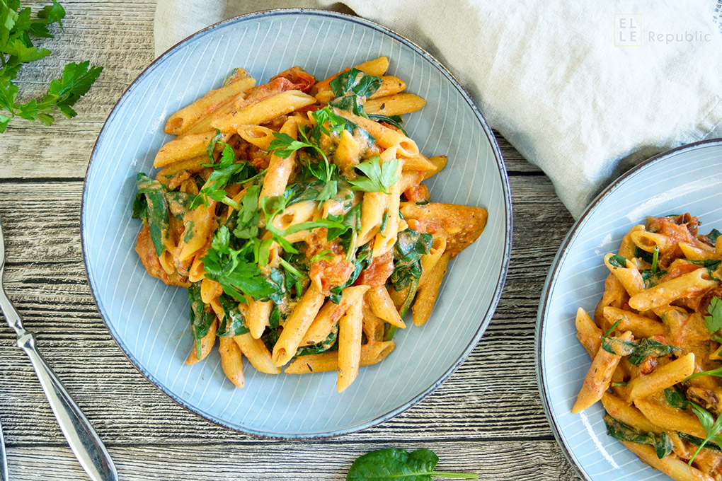 One Pot Vegan Pasta In A Creamy Tomato Sauce Recipe Elle Republic