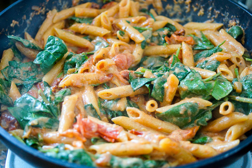 One Pot Vegane Pasta Mit Cremiger Tomatensosse Rezept Elle Republic