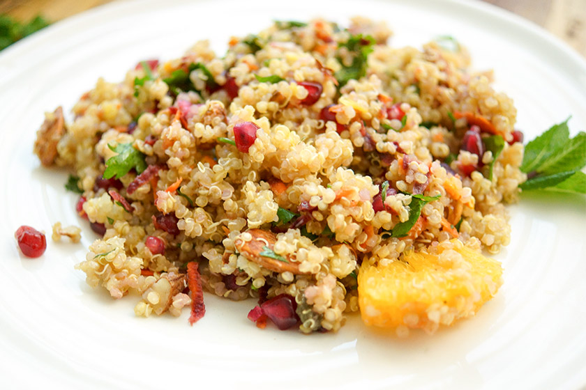 Marokkanischer Quinoa-Salat Rezept, Vegan, glutenfrei, mit Minze, Kurkuma, Oranges, Granatapfel, Mandeln, Minze, Petersilie, Kapern, gesund und einfach