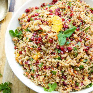 Marokkanischer Quinoa-Salat Rezept, Vegan, glutenfrei, mit Minze, Kurkuma, Oranges, Granatapfel, Mandeln, Minze, Petersilie, Kapern