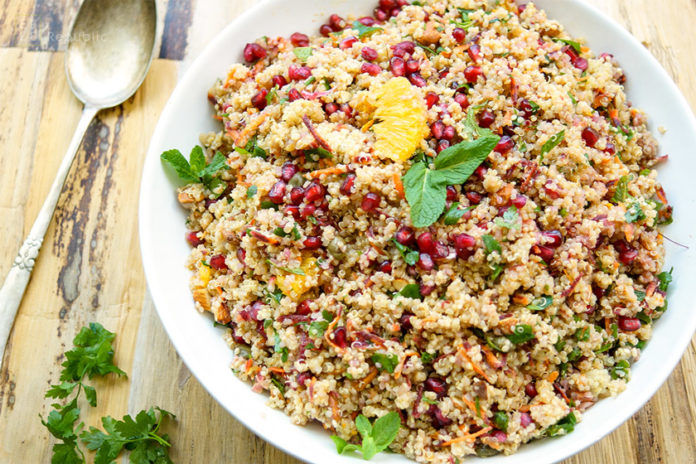 Marokkanischer Quinoa-Salat Rezept, Vegan, glutenfrei, mit Minze, Kurkuma, Oranges, Granatapfel, Mandeln, Minze, Petersilie, Kapern