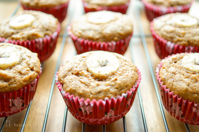 Ein einfaches Rezept für Bananenbrot Muffins ohne zusätzliches Fett. Vegan Rezept mit Dinkelmehl. Gesund und Einfach.