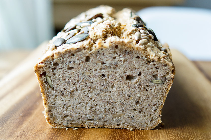 veganes und glutenfreies Brot Rezept, aktiviertes Buchweizenbrot mit Kichererbsenmehl und Vollkorn.