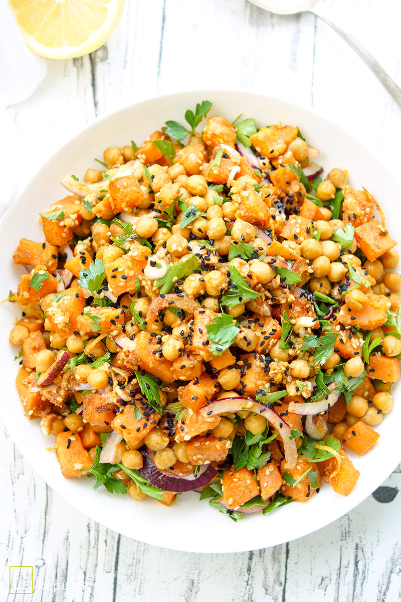 Ein Rezept für einen Salat aus Süßkartoffeln mit gerösteten Kichererbsen und einem Chili-Koriander-Kreuzkümmel-Dressing. Ein veganes Gericht auf rein pflanzlicher Basis, das auch noch glutenfrei ist.