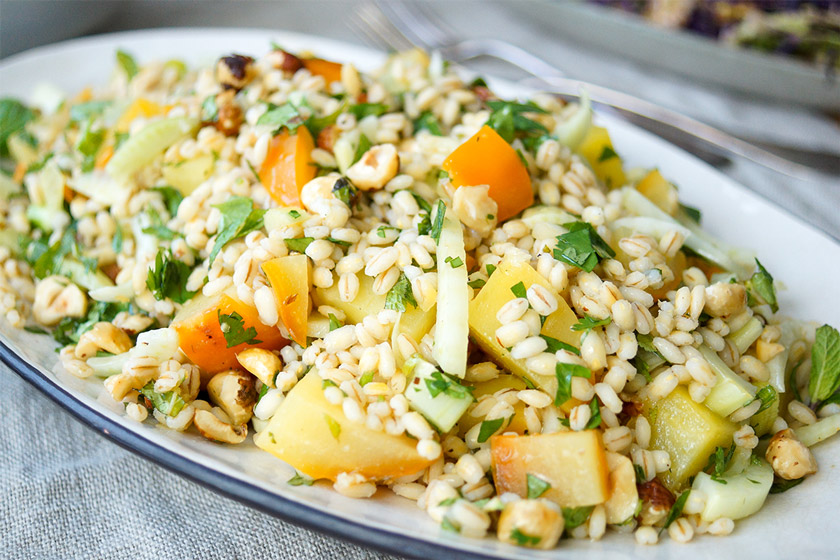 veganes Rezept für Gelbe Bete Salat mit Gerste (Rollgerste), Fenchel, Haselnüssen und Kräuter