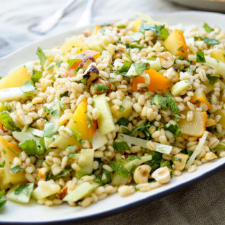 veganes Rezept für Gelbe Bete Salat mit Gerste, Fenchel, Haselnüssen und Kräuter
