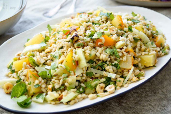 veganes Rezept für Gelbe Bete Salat mit Gerste, Fenchel, Haselnüssen und Kräuter