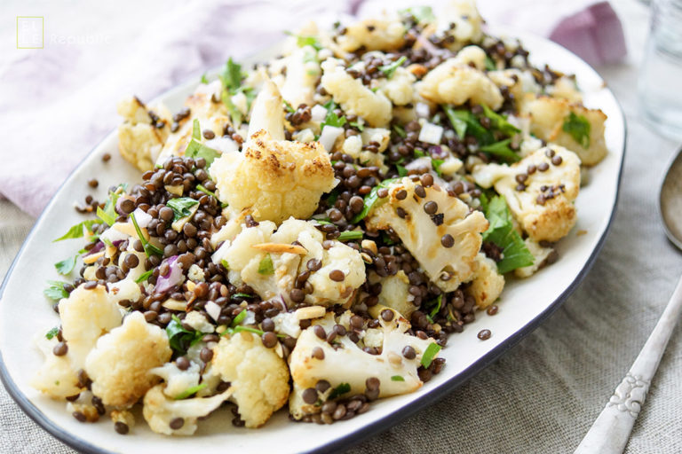 Veganes Rezept für Gerösteter Blumenkohl mit Linsen, Mandeln, Petersilie und Zitronen-Dill-Kapern-Vinaigrette