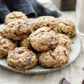 Rezept für gesunde vegane Schoko-Cookies mit Dinkelmehl, Haferflocken, Leinsamen, ungesüßtem Apfelmus, Kokosöl und natürlichem Rohrohrzucker