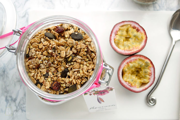 Selbstgemachtes Knusper-Müsli (Granola) Rezept einfaches Rezept für ein Knusper-Müsli mit Buchweizen, Sonnenblumenkernen, Kürbiskernen, Leinsamen, Chiasamen.