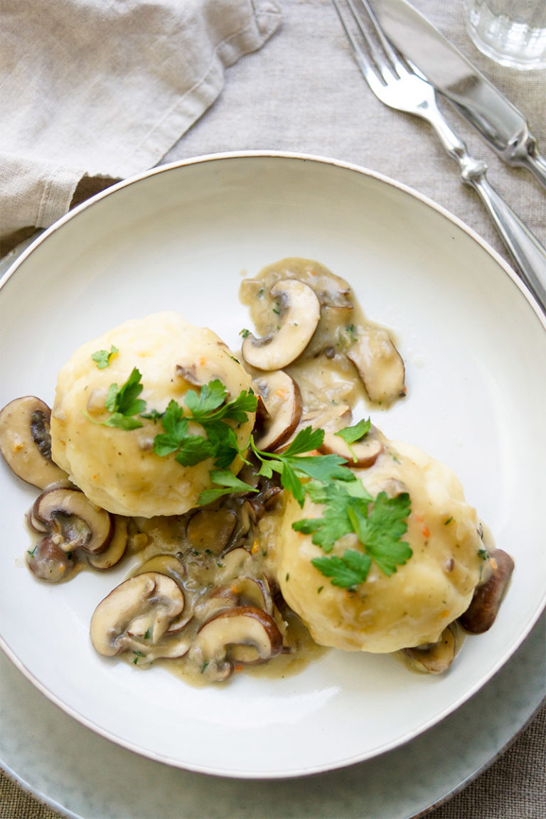Kartoffelknödel mit Pastinaken und Pilzsoße Rezept Elle Republic