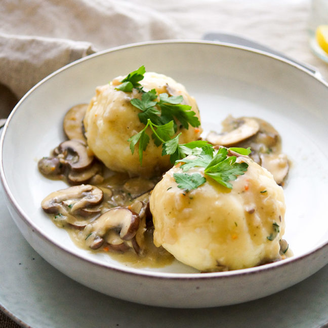 Ein einfaches und herzhaftes, vegetarisches Rezept für Kartoffelknödel mit Pastinaken und Pilzsoße.