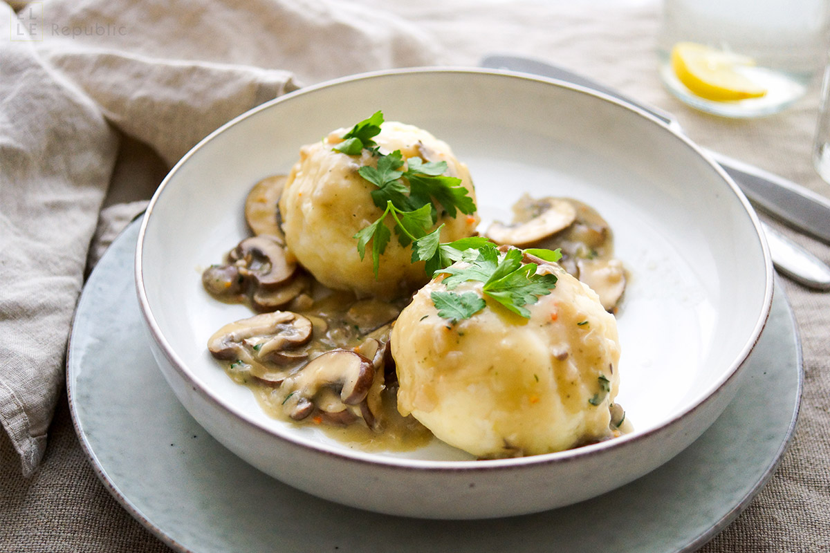 Kartoffelknödel mit Pastinaken und Pilzsoße Rezept | Elle Republic