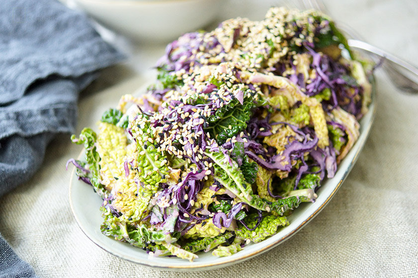 Gesunde Kohlsalat (Coleslaw) Rezept mit Tahin-Zitronen-Dressing. Schnell gemachte Beilage, die glutenfrei und vegan ist.