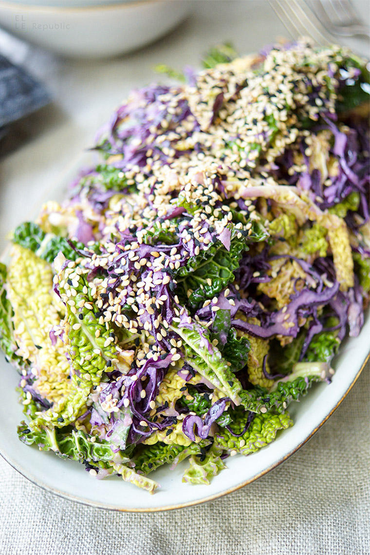 Gesunde Kohlsalat (Coleslaw) Rezept mit Tahin-Zitronen-Dressing. Schnell gemachte Beilage, die glutenfrei und vegan ist.