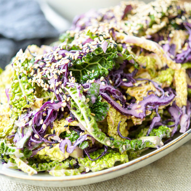 Gesunde Kohlsalat (Coleslaw) Rezept mit Tahin-Zitronen-Dressing. Schnell gemachte Beilage, die glutenfrei und vegan ist.