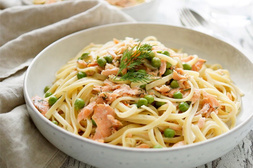 Rezept für cremige Räucherlachs Pasta mit Erbsen, Crème Fraîche , Zitrone und Dill